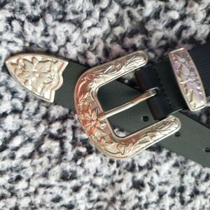 Medium sized belt with detailing
